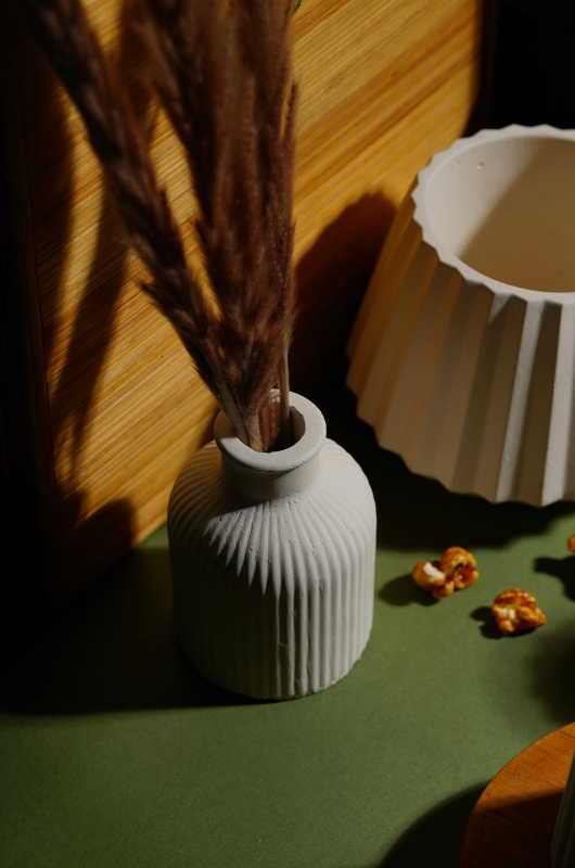Chic Ribbed Vase