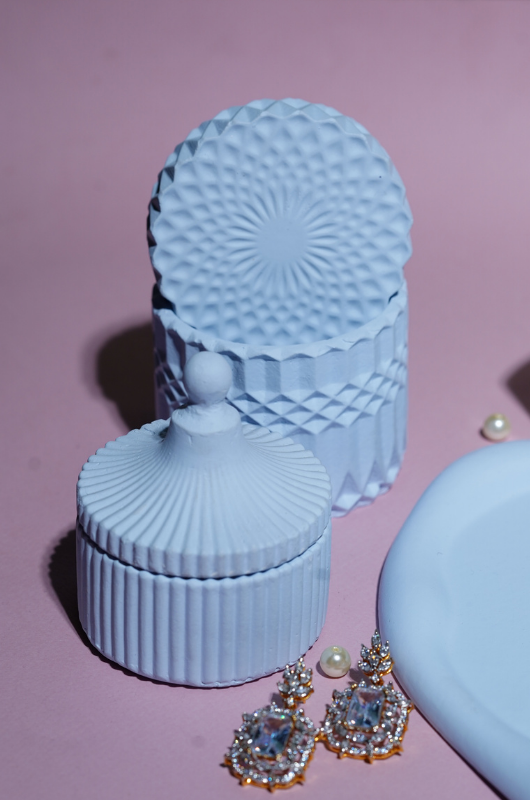 Ribbed Ball-Top Container