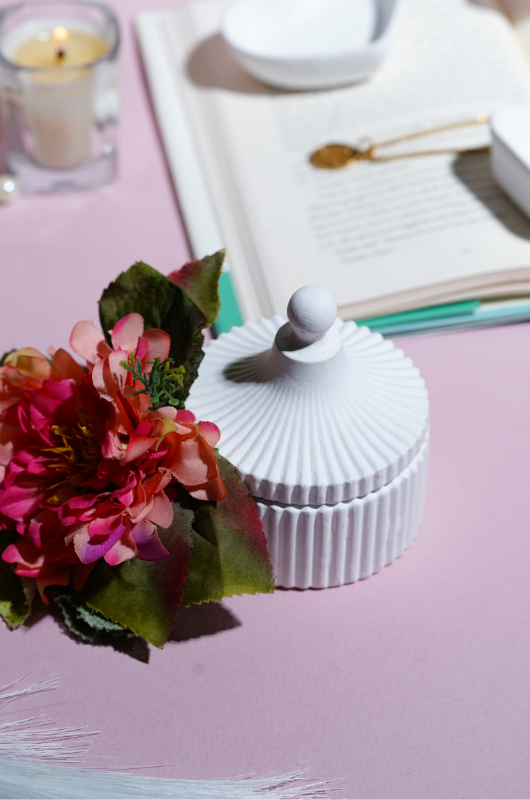Ribbed Ball-Top Container
